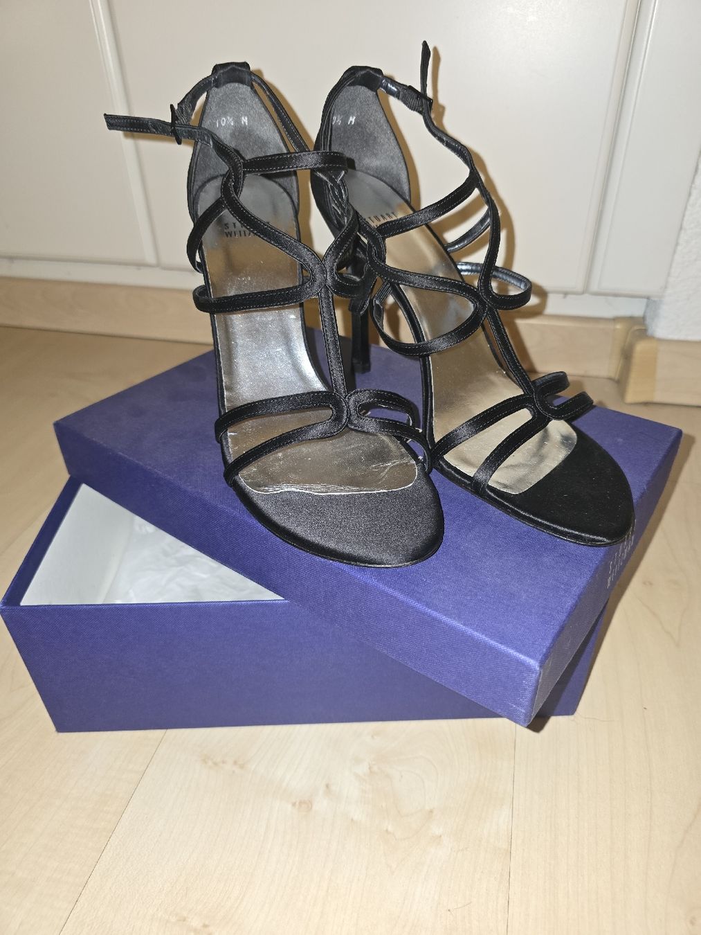 Stuart Weitzman Scarpe da donna: Schwarze Stuart Weitzman Sandalen, Gr. 10.5 – Usato da Zofingen venduto da Migiskau 1