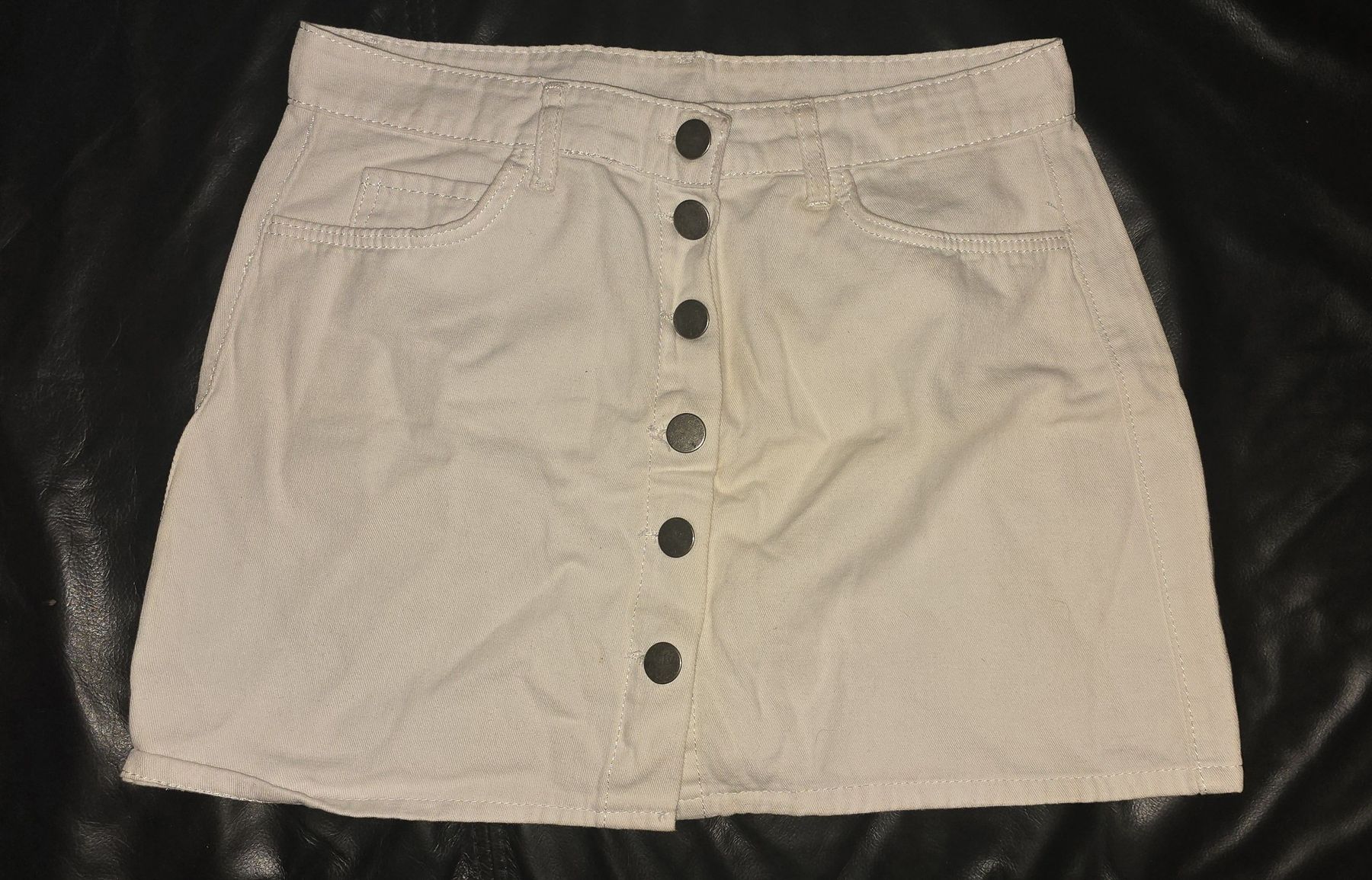 Gonne: Jupe courte blanche boutonnée sur le devant taille 36 – Nuovo (secondo la descrizione) da Meyrin venduto da lul_6y9f
