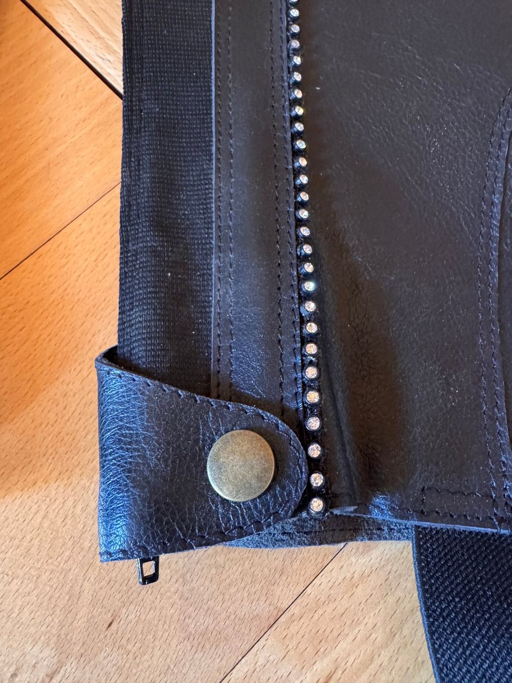 Stinchiere & Fasciature: Schwarze Leder-Chaps Gr. S mit Strass - NEU – Nuovo (secondo la descrizione) da Zürich venduto da 411osmanbey 1