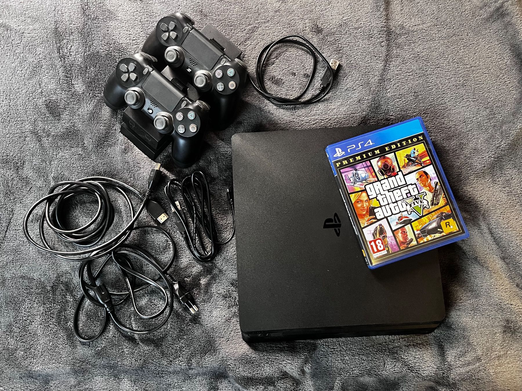 Sony Consoles: PS4 (inkl. Controllern und Ladestation) + GTA5 – D'occasion à Schaffhausen par mir_lk6p