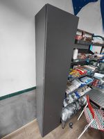 Hoher Lagerschrank Anthrazit Holz kleiner Footprint