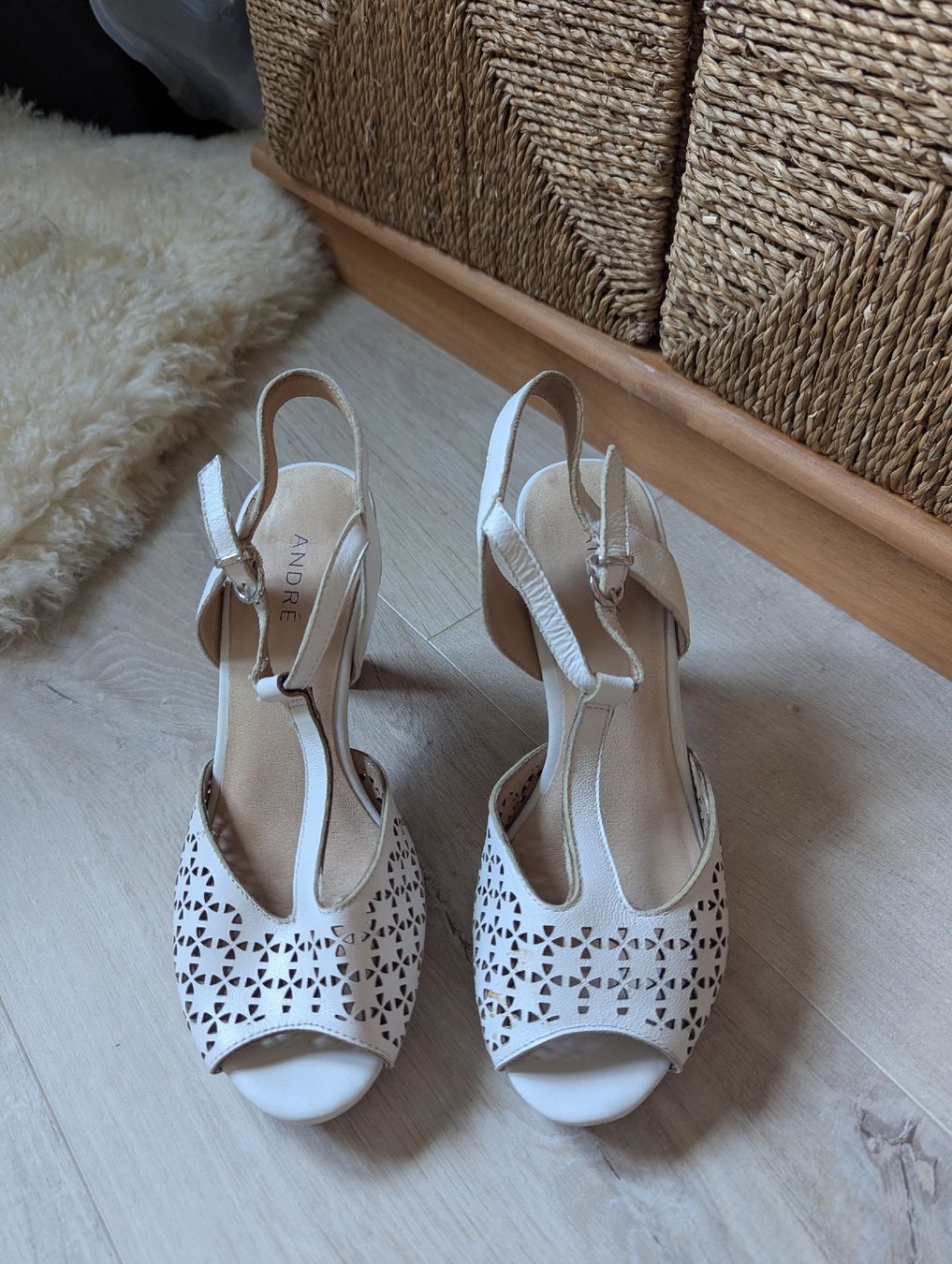 André Scarpe da donna: André White Summer Heels, Size 36 - Chic! – Usato da Schlieren venduto da maseam 3