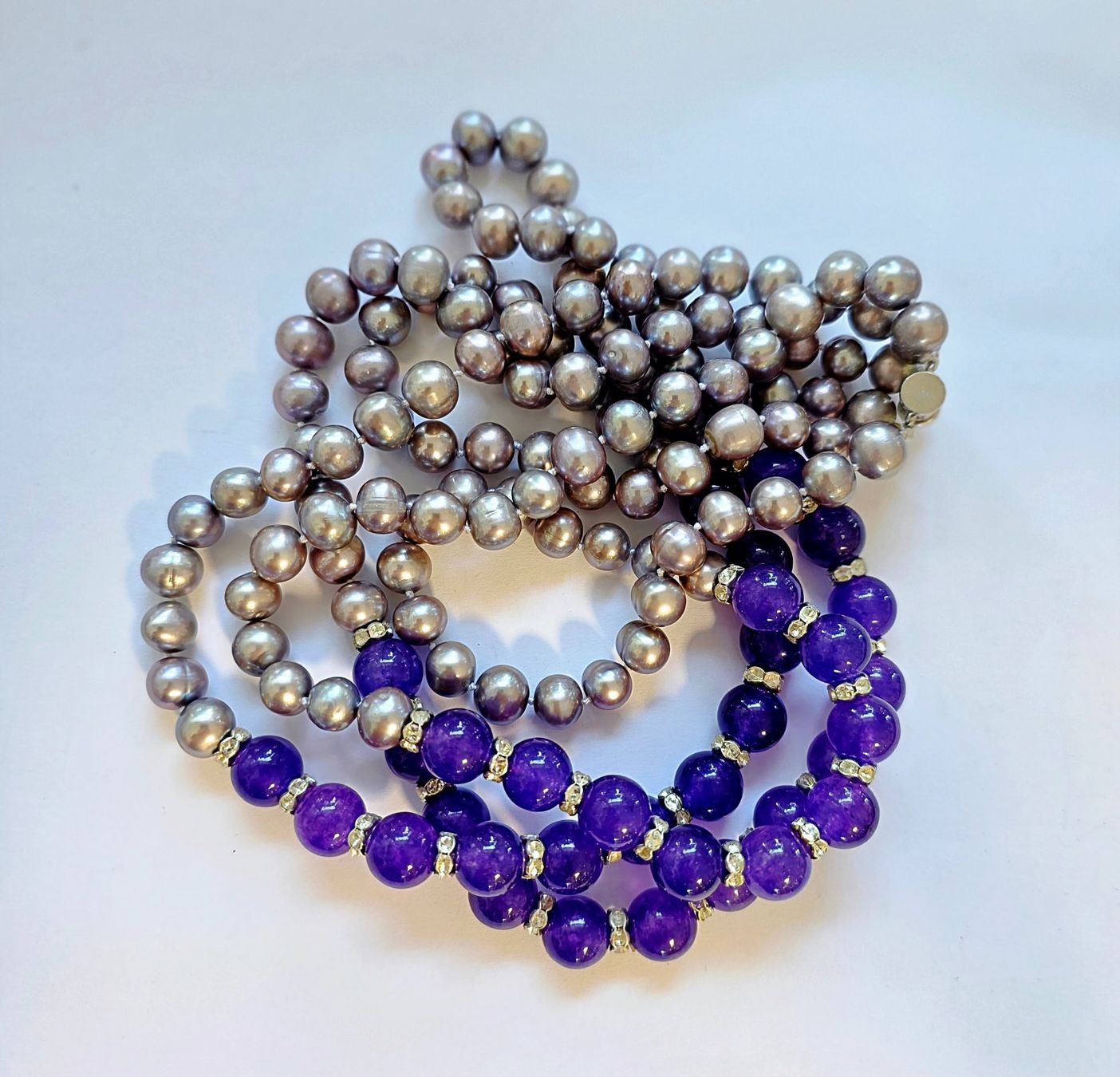 Colliers: Perlenkette mit violetten Edelsteinen – Neuf (Voir description) à Zürich par ben_mn5h 6