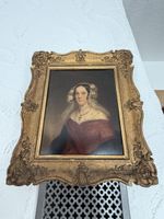 Gemälde Porträt Dame mit Blumen und Kreuz Anhänger 