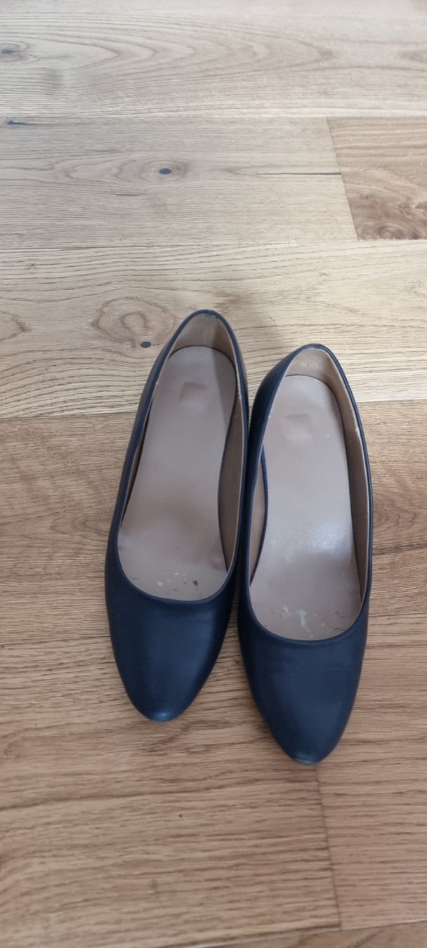 Scarpe da donna: 2er-Set_ Damenschuhe Grösse 38-39 – Usato da Lachen SZ venduto da allesweg78 3