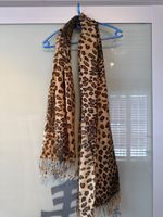Schöner warmer Schal mit Leo-Muster für den Winter!