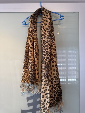 Schöner warmer Schal mit Leo-Muster für den Winter!