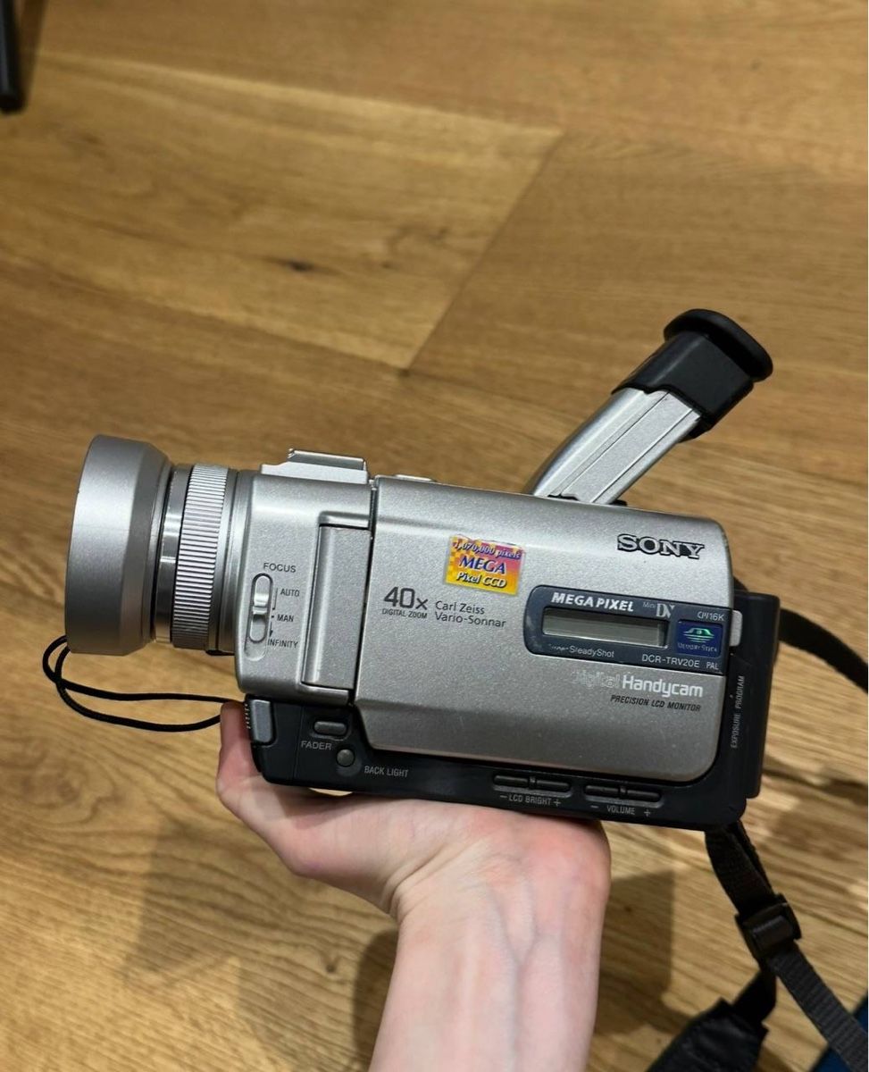 Sony Videocamere: Sony DCR-TRV20E MiniDV Digital Handycam – Difettoso da Bern venduto da gos_v7yj 9