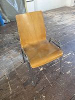 20 Vintage-Stühle mit Reihenverbindung  Holz / Stahlrohr