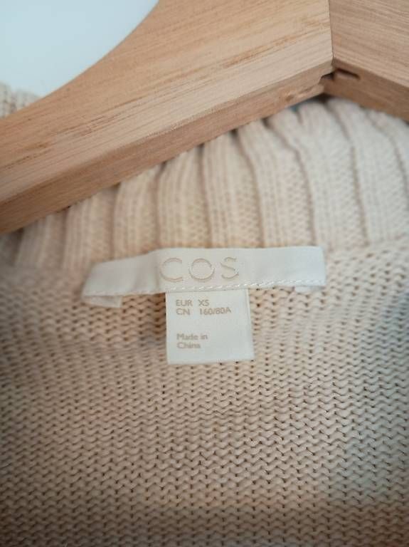 Giacche: Schlichte Strickjacke von Cos – Usato da Zürich venduto da Melianea 1