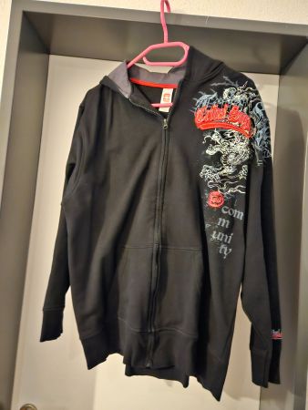 Neu: Sweatjacke mit Kapuze - schwarz mit Motiv - Gr.170/176