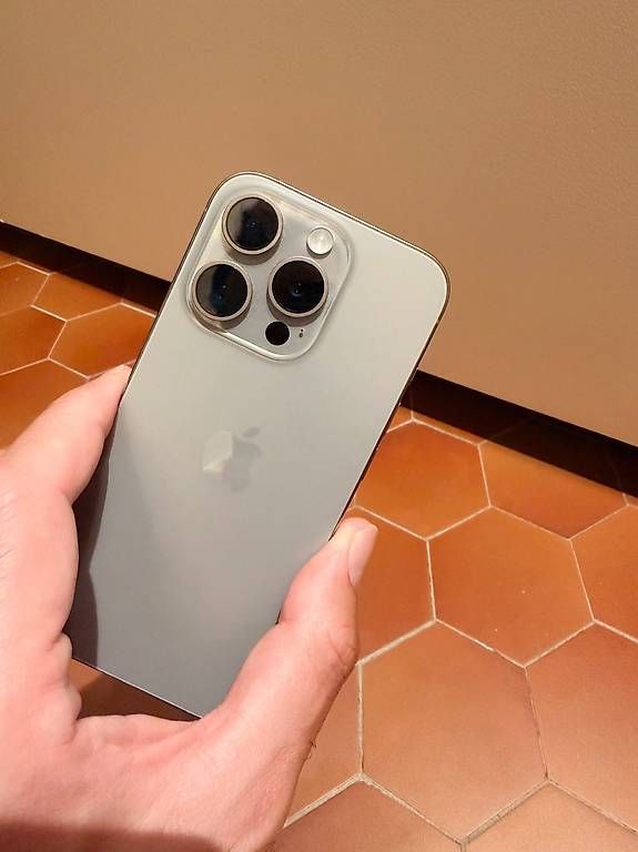 Apple Handys / Smartphones: iPhone 15 pro en parfait état – Gebraucht aus Genève von mac_d7xs 4