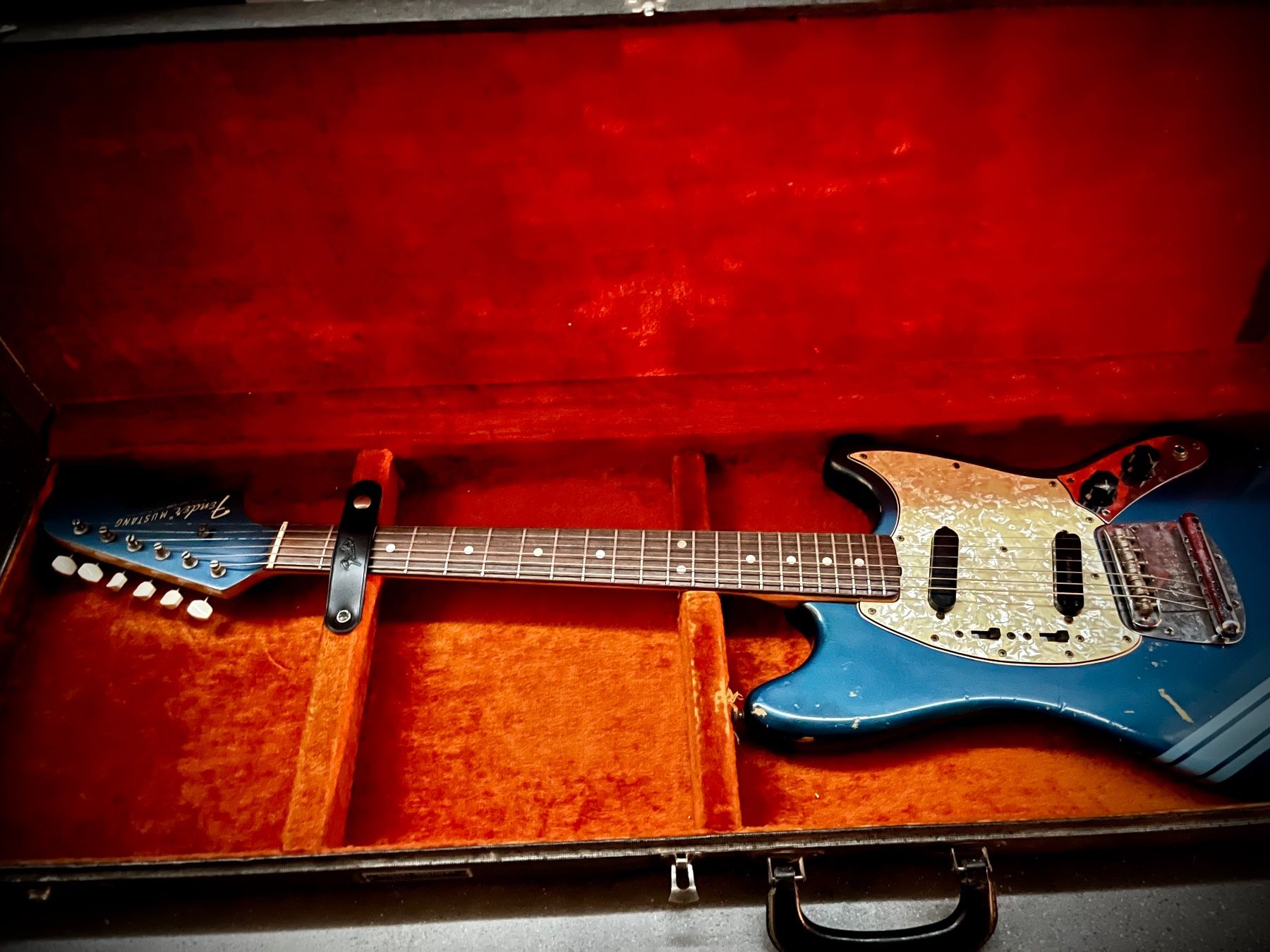 Fender Strumenti musicali: Fender Mustang 1968 Competition Burgundy – Usato da Rorbas venduto da Lachmuths