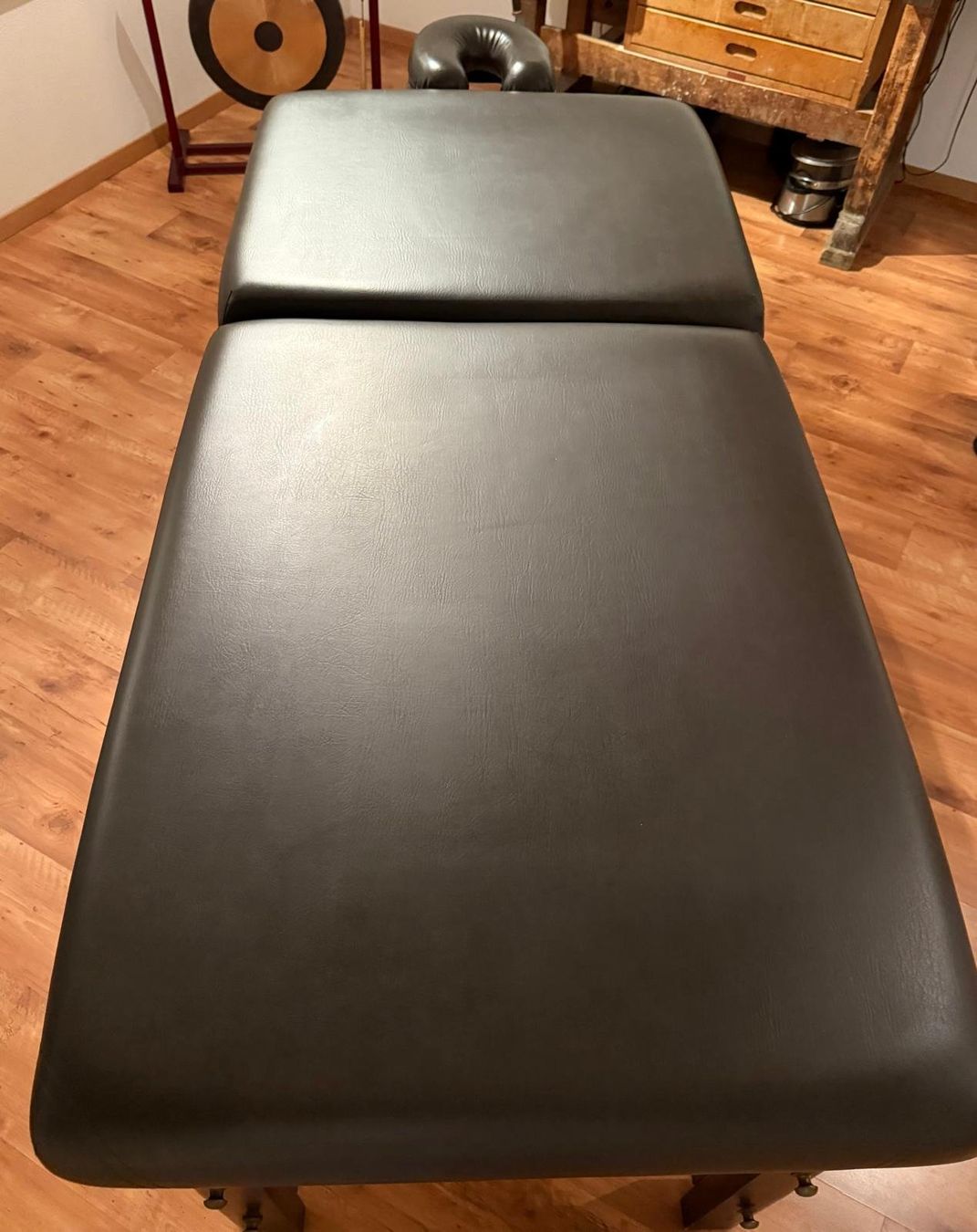 Lettini & sedie per cosmetici: Table de massage/esthétique pro réglable - Bon état – Usato da St-imier venduto da chr_7zhj