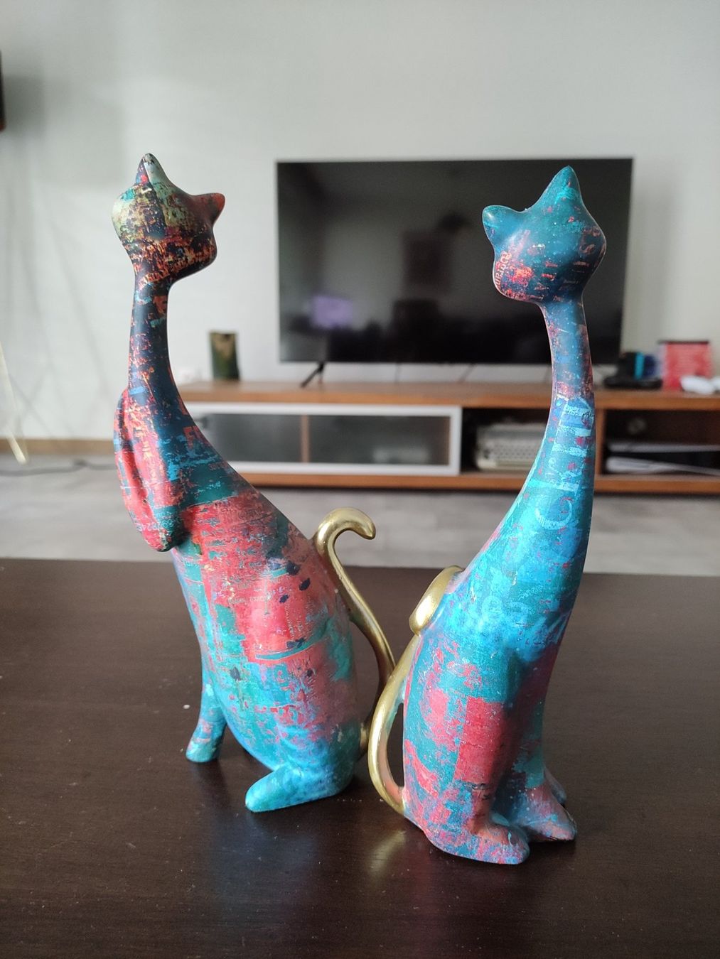 Skulpturen & Statuen: Ensemble de sculptures de chat coloré en résine – Neu (gemäss Beschreibung) aus YVERDON-LES-BAINS von Tony-no 2