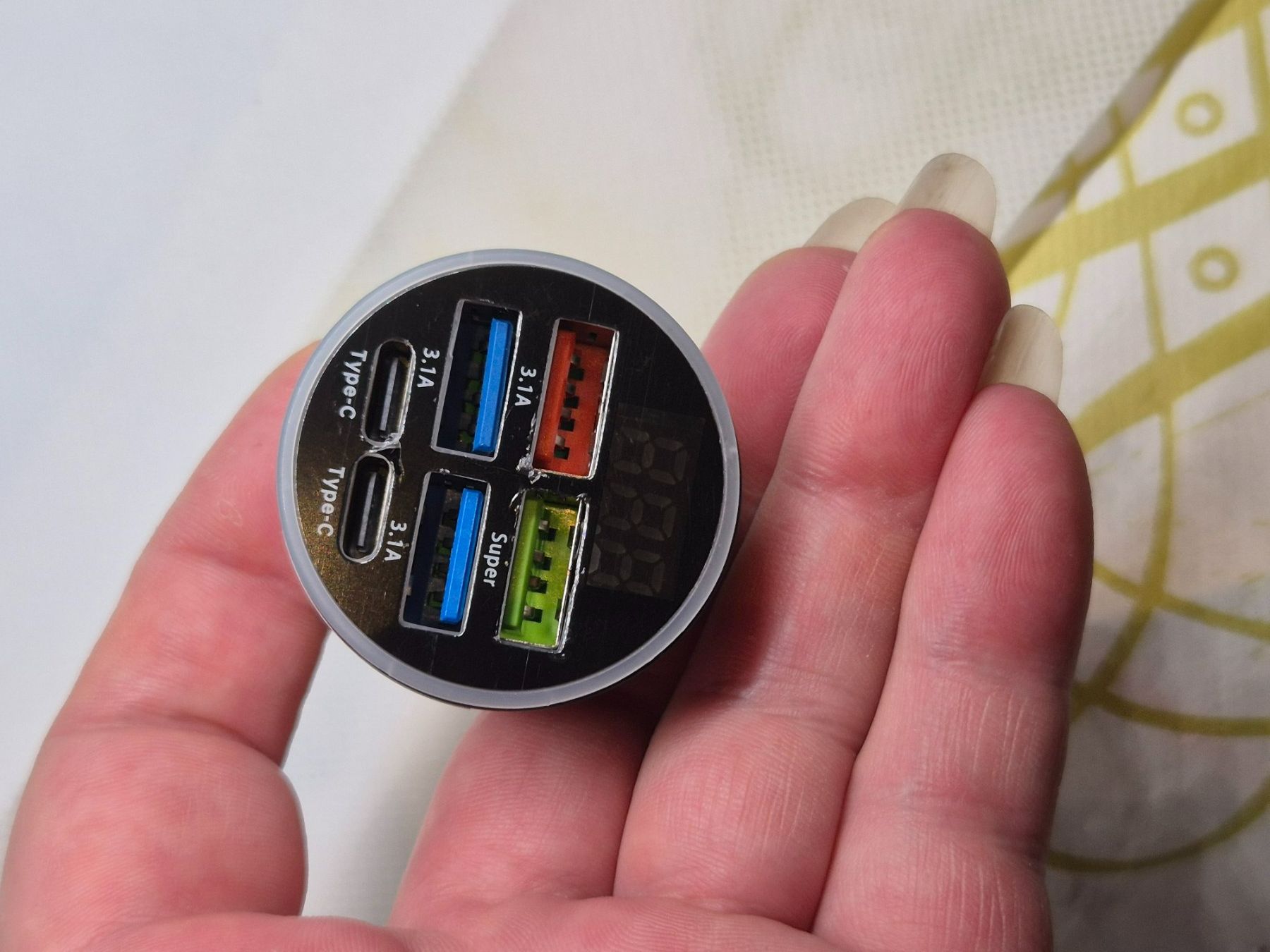 Caricabatterie: 4-Port-USB-Ladegerät mit LED-Anzeige – Nuovo e nell'imballaggio originale da Losone venduto da bal_gfp6 5