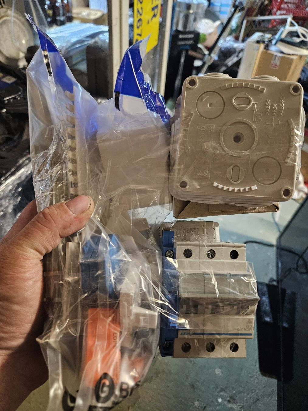 Hager Alimentazione elettrica: Elektro Installations material diverse Teile  (T2) – Usato da Rorschach venduto da TimelessTrading 9