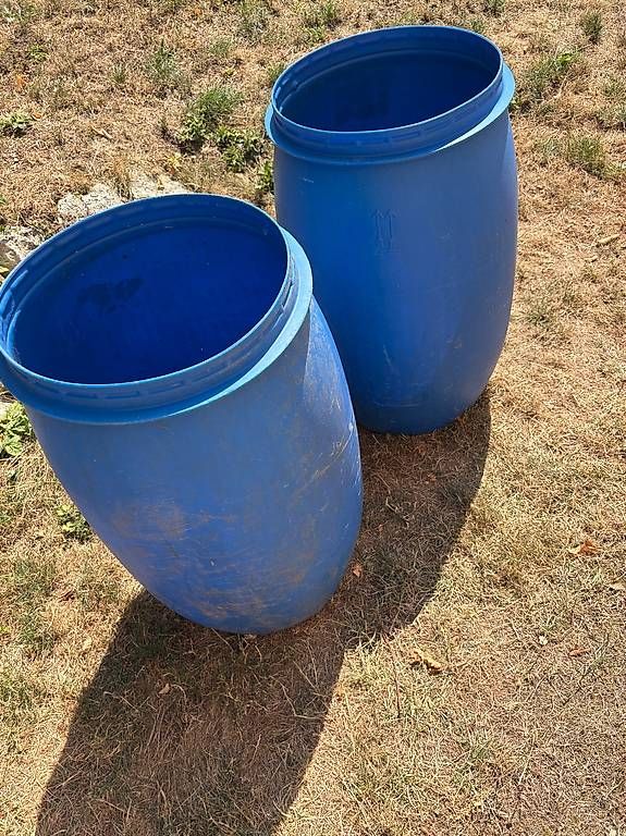 Accessoires: 2 blaue Kunststofffässer  gebraucht – D'occasion à Löhningen par thorstenm