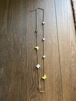 Elegante Halskette mit Glücksklee- und Schmetterlingsmotiven