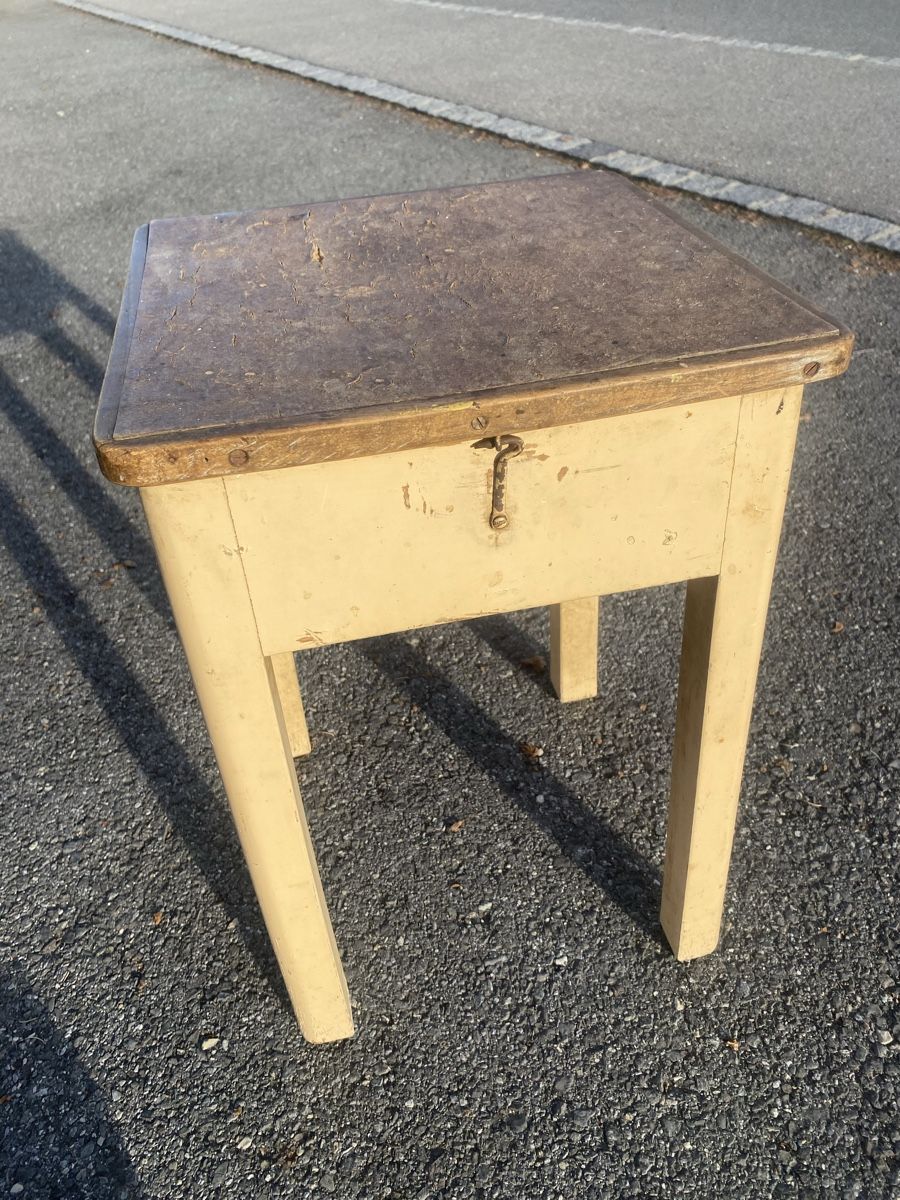 Sgabelli: Ancien tabouret avec petit coffre. – Usato da Concise venduto da collinet.1426