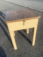 Ancien tabouret avec petit coffre.