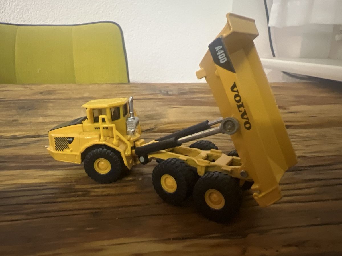 Volvo Modellautos: Volvo A40D Muldenkipper gelb – Gebraucht aus Umiken von mar_p7n9 1