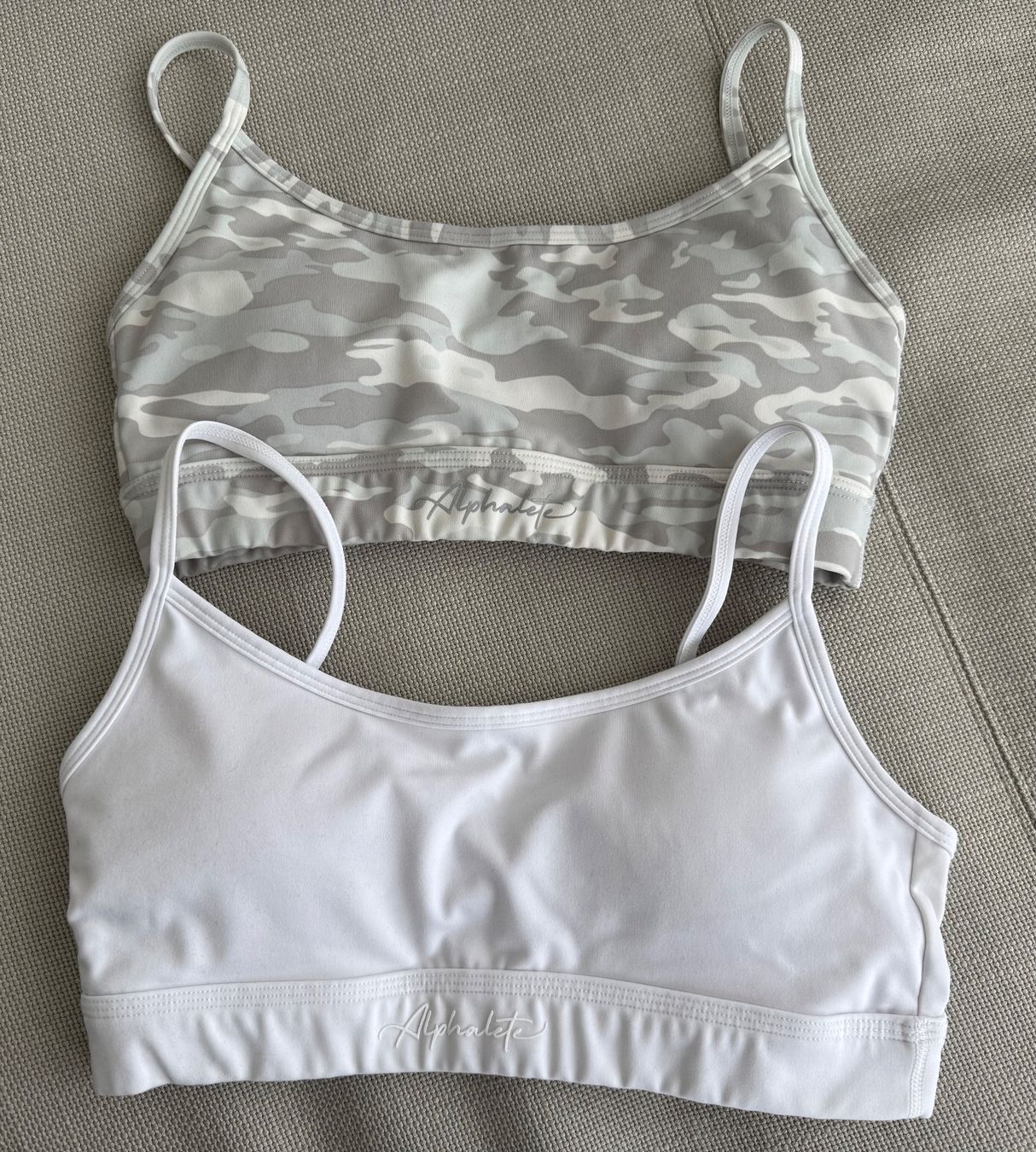 Alphalete Tops: 2 Alphalete Sport-BHs (S) – Gebraucht aus Wilen b. Wollerau von swiss.luxury
