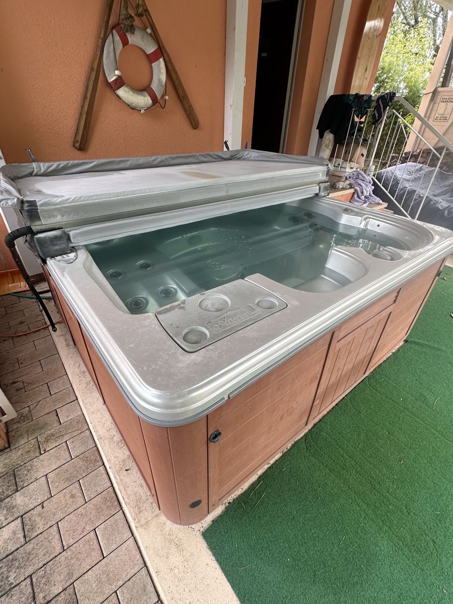 Whirlpool: Whirlpool Jacuzzi XXL – Gebraucht aus Bern von