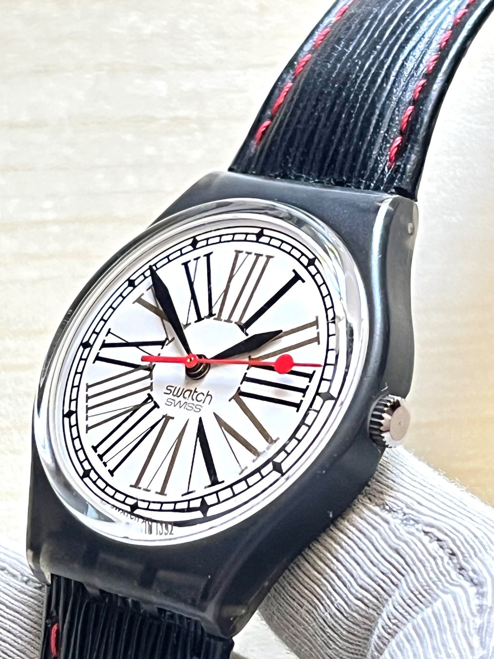 Swatch Orologi: Swatch Uhr, Schwarz/Weiss, Lederarmband – Usato da Grenchen venduto da chththl 3