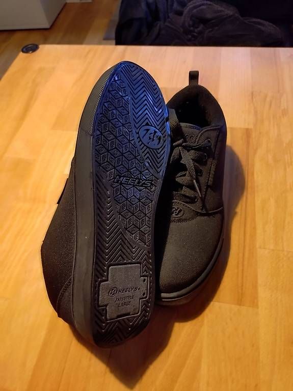 Herrenschuhe: Heelys Chaussures avec roues 42  – Neu und originalverpackt aus Treyvaux von Garr0x7 1