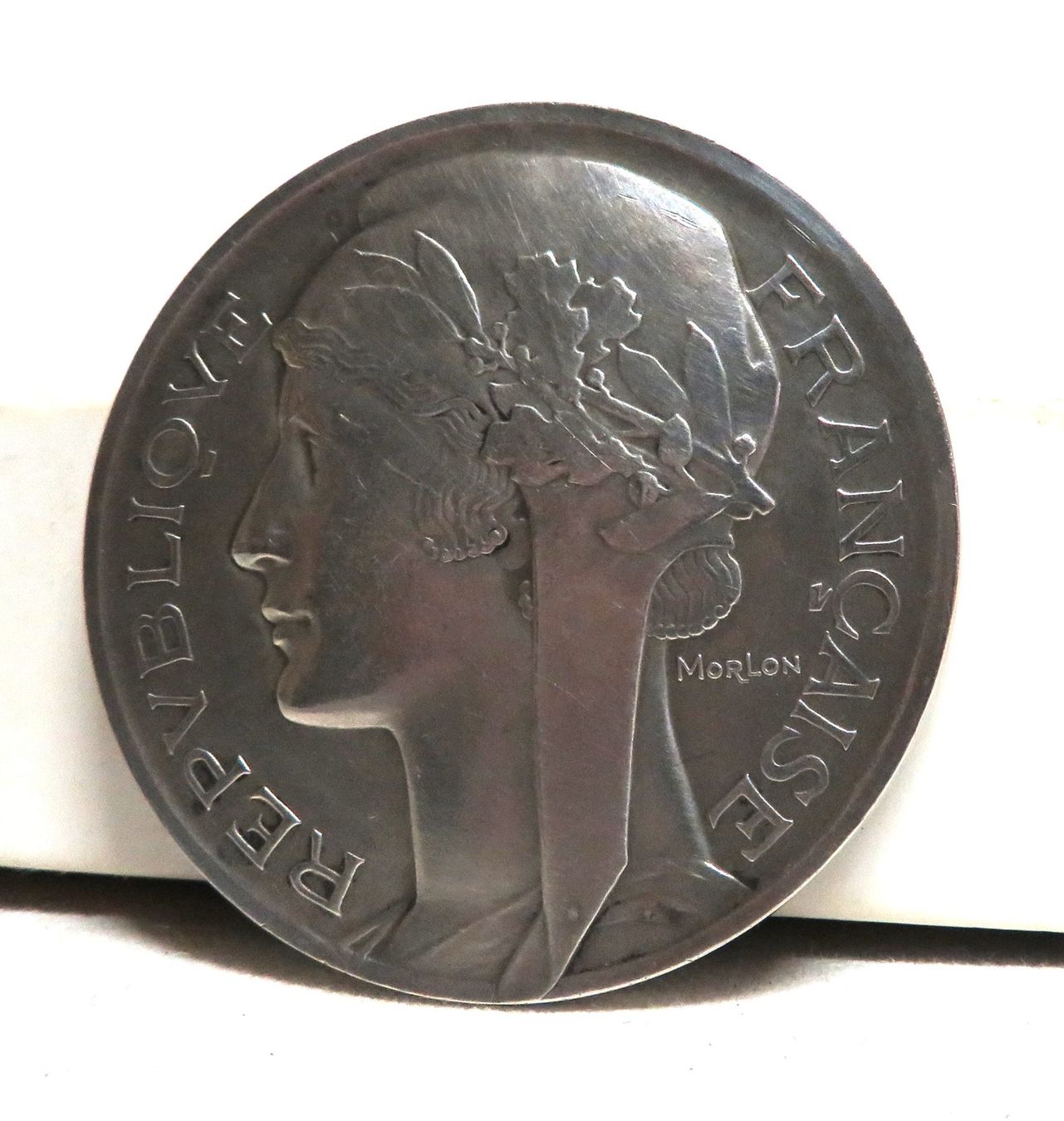Medaillen: Medaille "EDUCATION PHYSIQUE" Frankreich Bronce versilbert – Gebraucht aus Tüscherz-Alfermée von Newpad 3