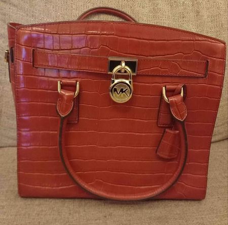 Grosse Tasche in schönem Rot