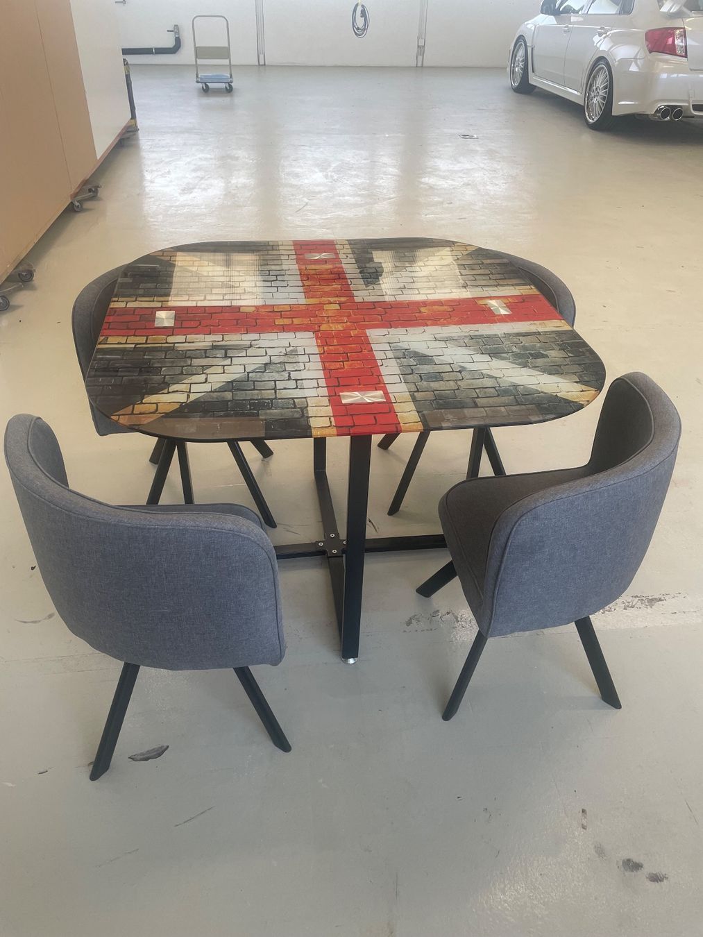 Tables: Tisch mit vier Stühlen Modern ein echter Blickfang – D'occasion à Giebenach par Toto222 5