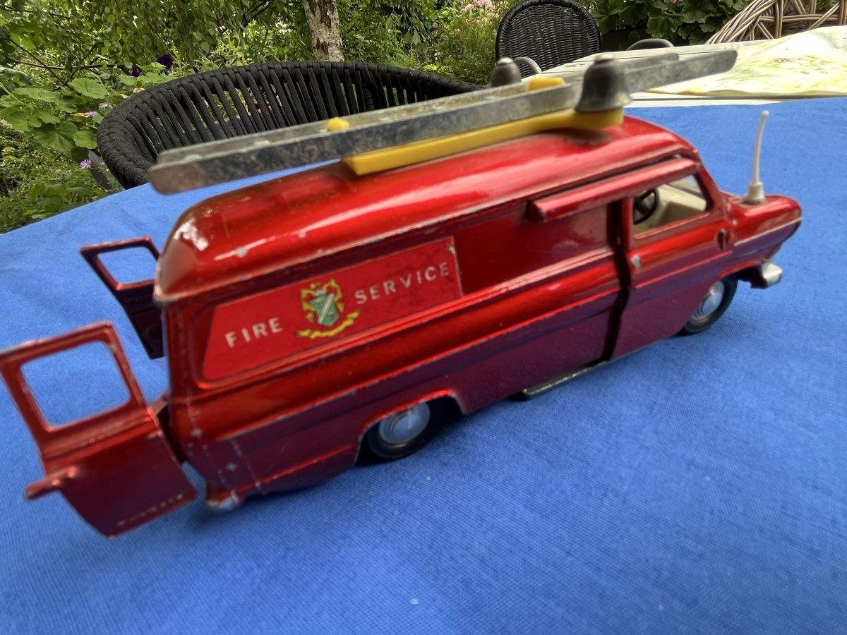 Dinky Toys Modellini d'auto: Dinky Toys Ford Transit Van Feuerwehrauto  – Usato da Romanshorn venduto da Apfelschuss 1