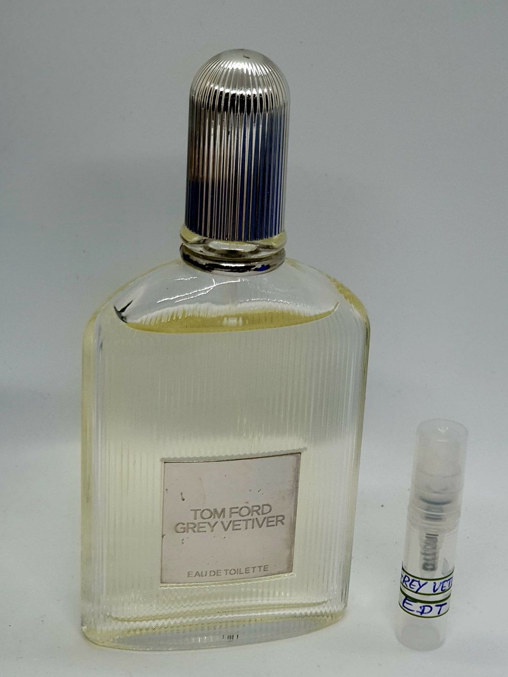 Tom Ford Profumi & Eau de Toilette: 2 ml GREY VETIVER EDT TOM FORD ABFÜLLUNG – Nuovo (secondo la descrizione) da St. Gallen venduto da CaliSunshine