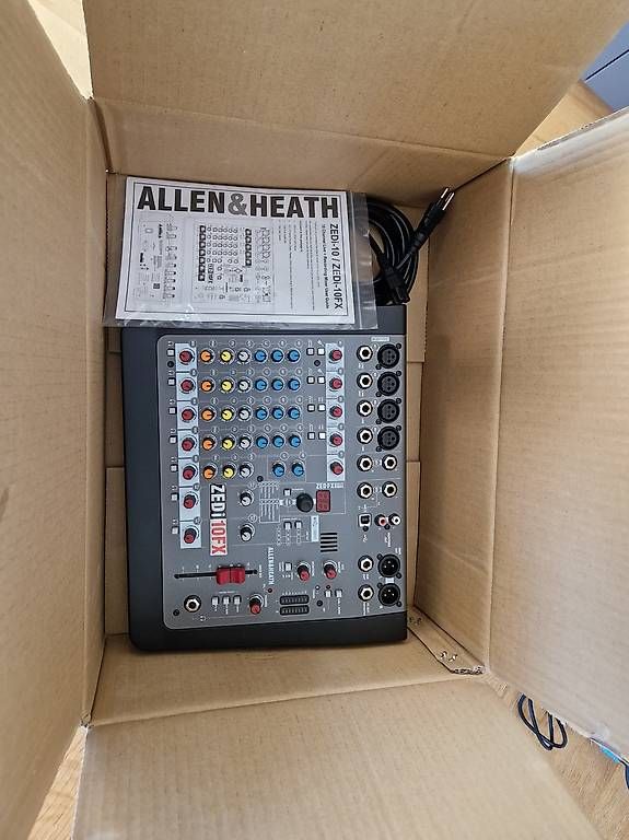 Console di mixaggio: Allen & Heath ZEDi-10 FX  – Usato da Chêne-Bourg venduto da tyraelx 1