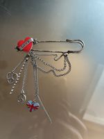 Broche rockabily métal vieilli pendant strasse, cœur🇬🇧☮️