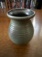 Keramikvase mit Rippenmuster mattgrün Dekoobjekt 10cm