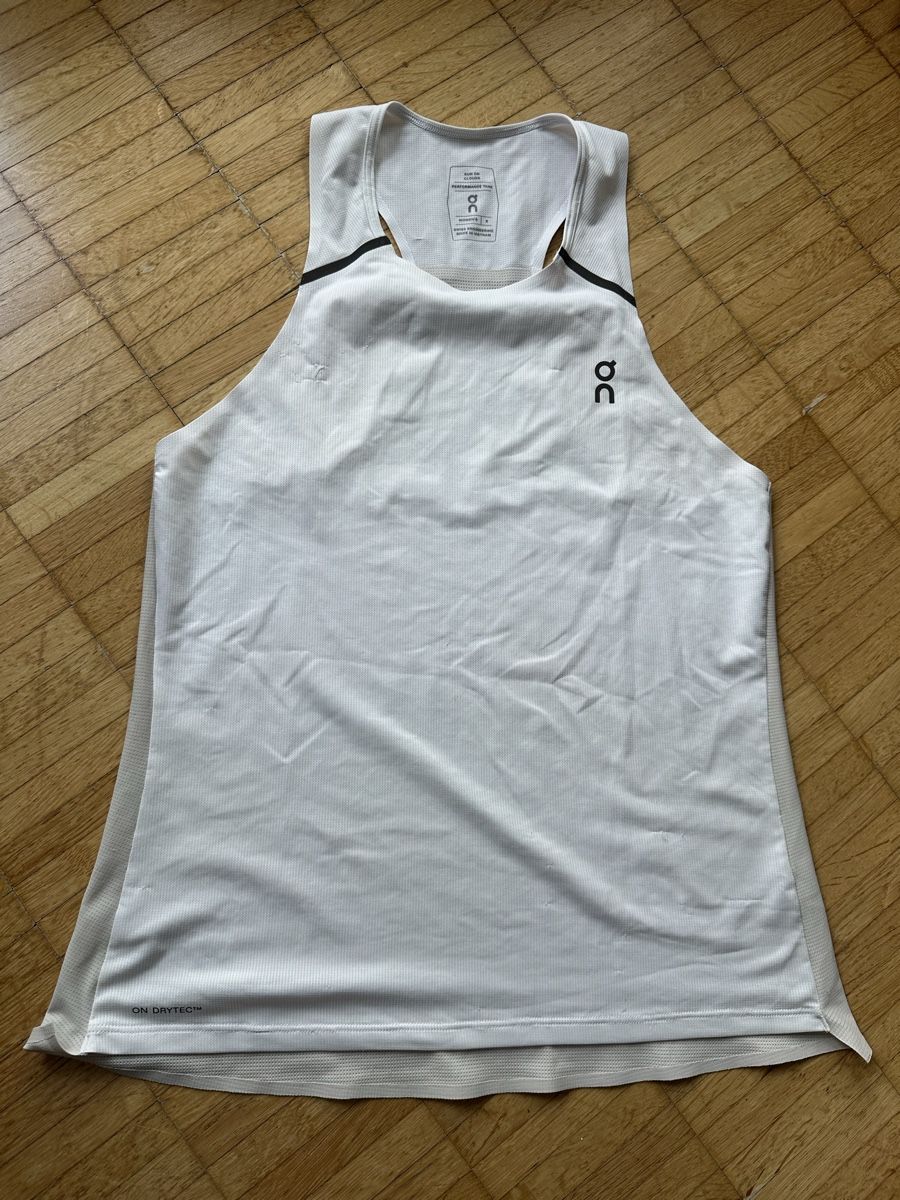 Top: ON tank top white – Usato da Zug venduto da abe_6llp