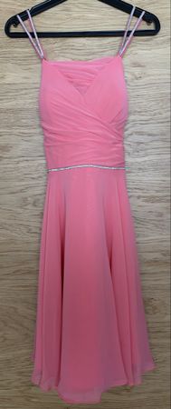 Sommerliches, korallfarbenes Kleid mit Schal