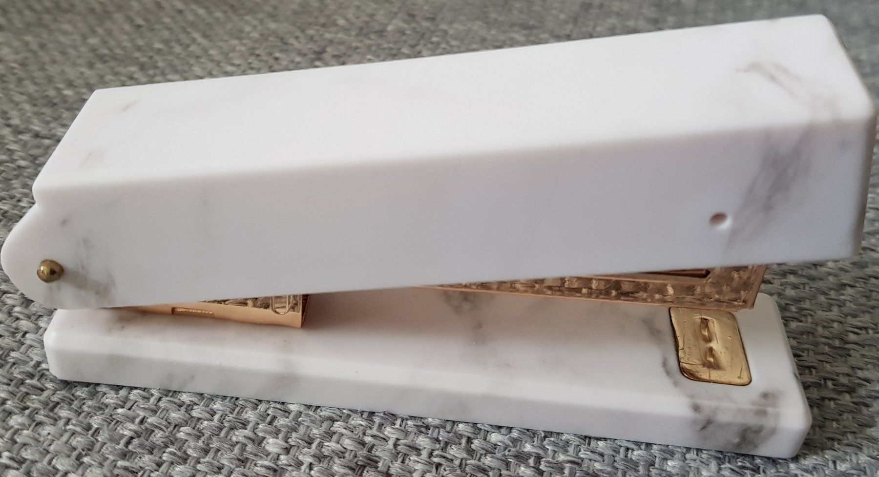 Tutti gli attrezzi: Heftklammergerät + Klebebandabroller Marmor-Rosegold-Optik – Nuovo e nell'imballaggio originale da Jona venduto da VivianPatrick 5