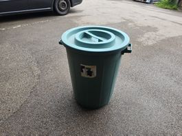 grüne Plastiktonne 100l D: 55cm H: 68cm ab 1.-