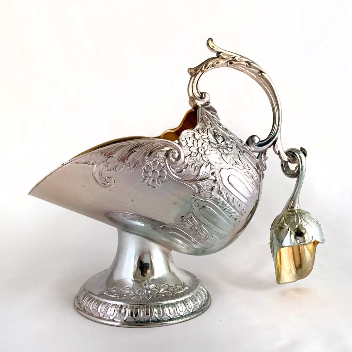 Zuccheriere: Vintage Silver-Plated Sugar Scuttle with Scoop – Usato da Villmergen venduto da JacRon