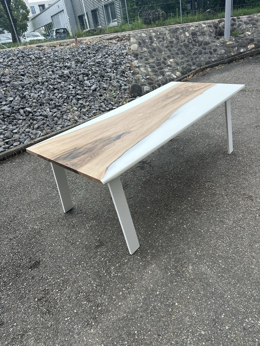 Tavoli: Esstisch Schweizer Nussbaum mit Epoxy weiss – Nuovo (secondo la descrizione) da Zürich venduto da stefano29482