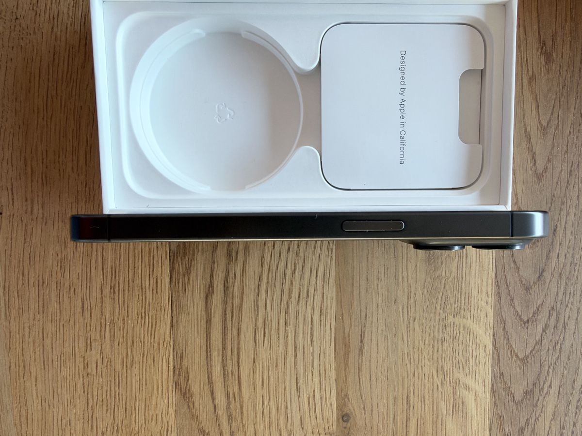 Apple Handys / Smartphones: iPhone 15Pro - Kratzer auf Display – Gebraucht aus Wettingen von lutenus 5