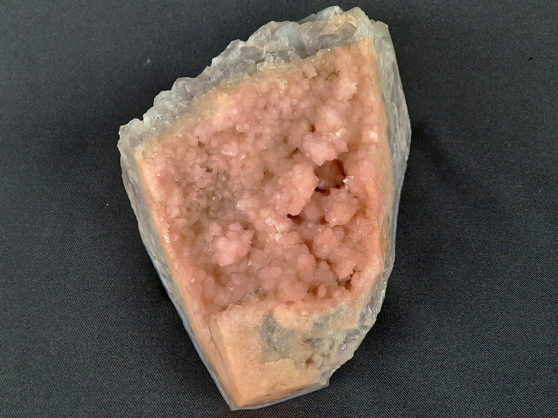 Mineralien & Heilsteine: Amethyst Geode Rosa – Gebraucht aus Beinwil am See von Restwert_Beinwil 1