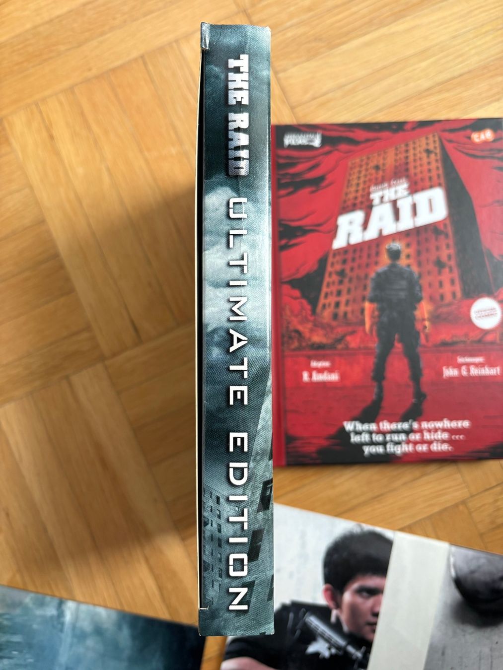 Tutti i DVDs: The Raid - Ultimate Edition - Blu-ray + DVD – Usato da Zürich venduto da Malcom 8