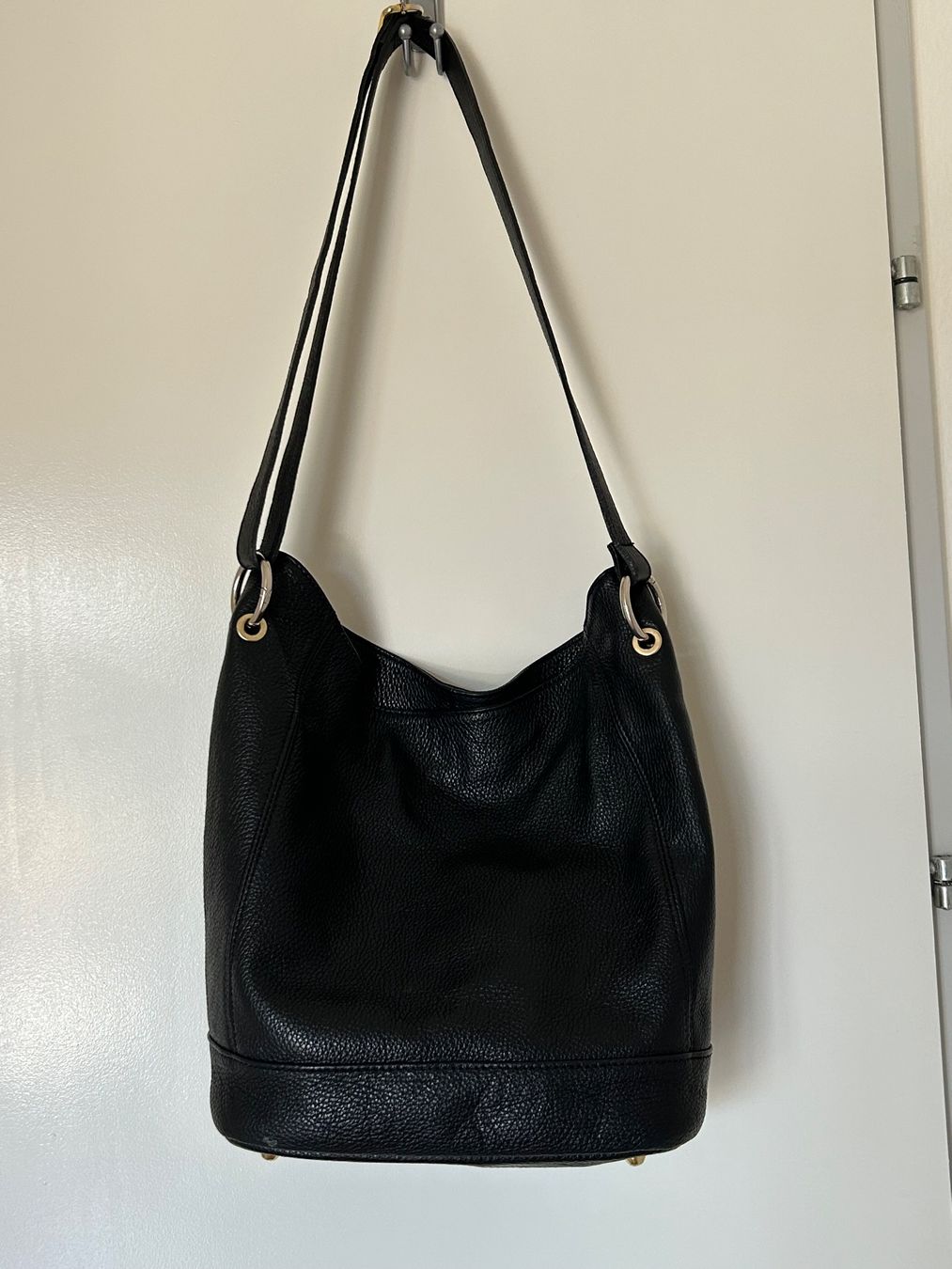 Taschen für Damen: Schwarze Ledertasche – Gebraucht aus Rorschach von LuciaTramp 3
