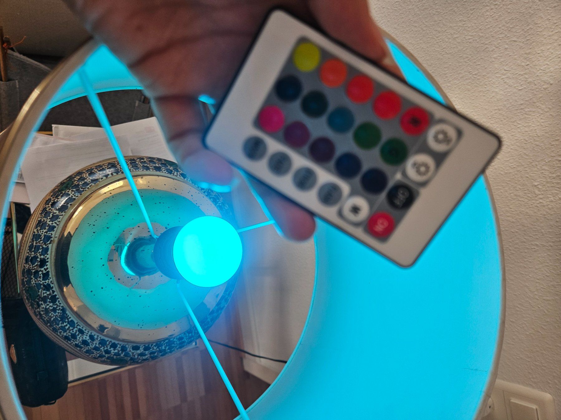 Lampen: Glühbirne LED mit Fernbedienung – Gebraucht aus Frauenfeld von Jewells-Child