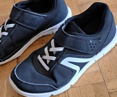 Chaussures enfant Decathlon noires et blanches, taille 35